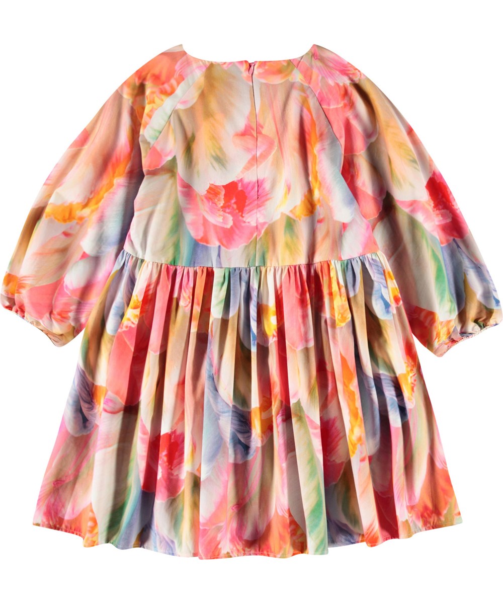 Ciera - Be A Tulip - Buntes Blumenkleid für Kinder aus Öko-Baumwolle mit Falten um den Ausschnitt herum.