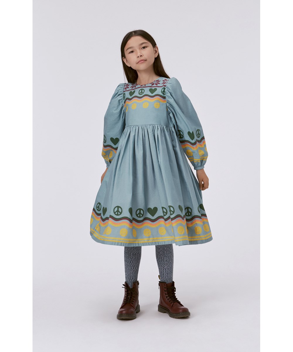 Cilja - Nordic Vibe - Staubblaues knielanges Kleid mit nordischem Aufdruck