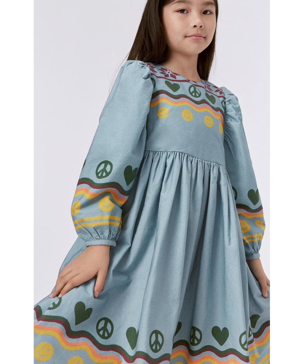 Cilja - Nordic Vibe - Staubblaues knielanges Kleid mit nordischem Aufdruck