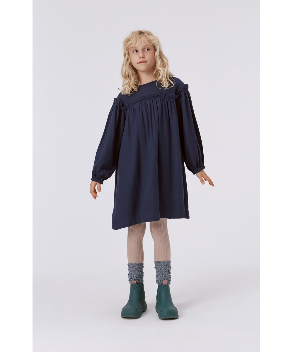 Cilla - Navy Sky - Dunkelblaues knielanges Kleid mit Rüschendetails