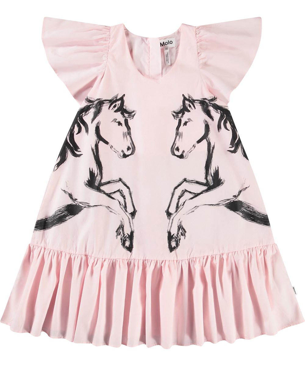 Cinda - Folklore Horses - Rosa Kleid für Kinder aus Öko-Baumwolle mit Schmetterlingsärmeln und Rüschen am unteren Saum des Kleides.