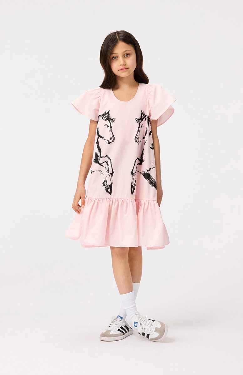 Cinda - Folklore Horses - Rosa Kleid für Kinder aus Öko-Baumwolle mit Schmetterlingsärmeln und Rüschen am unteren Saum des Kleides.