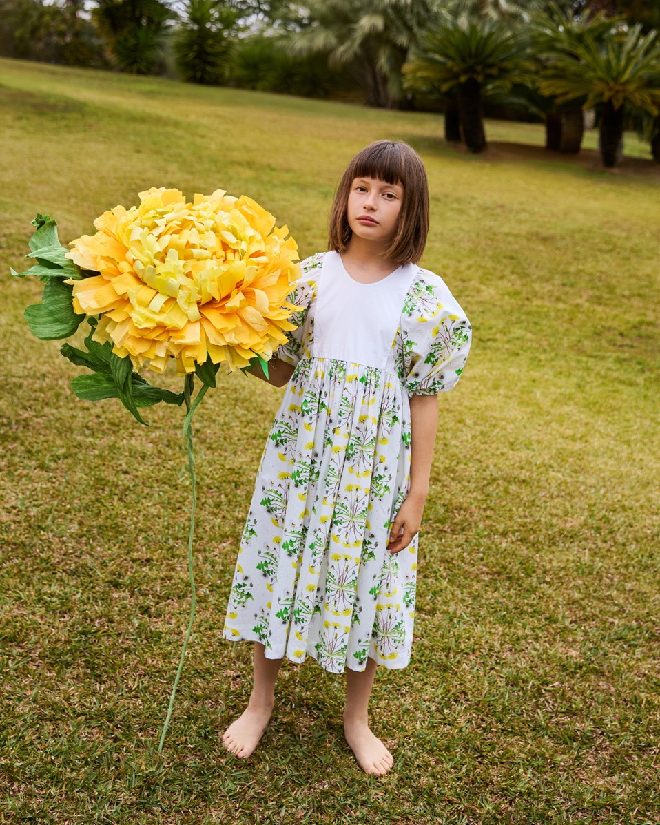 Cinzia - Dandelion Dotty - Weißes Kleid für Kinder aus Öko-Baumwolle mit rundem Ausschnitt und Puffärmeln mit Knopf.