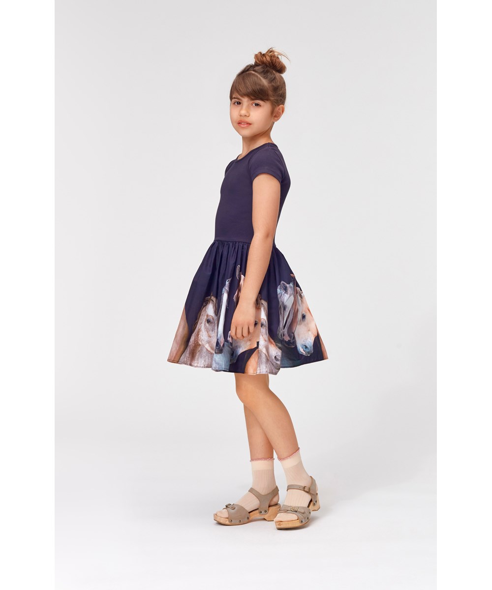 Cissa - Horse Gathering - Schwarzes Öko-Kleid mit Pferde-Print