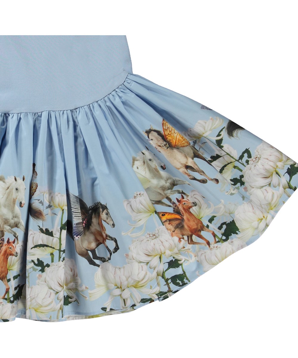 Cissa - Out In The Blue - Hellblaues Öko-Kleid mit Rock aus Popeline und Pferdeaufdruck