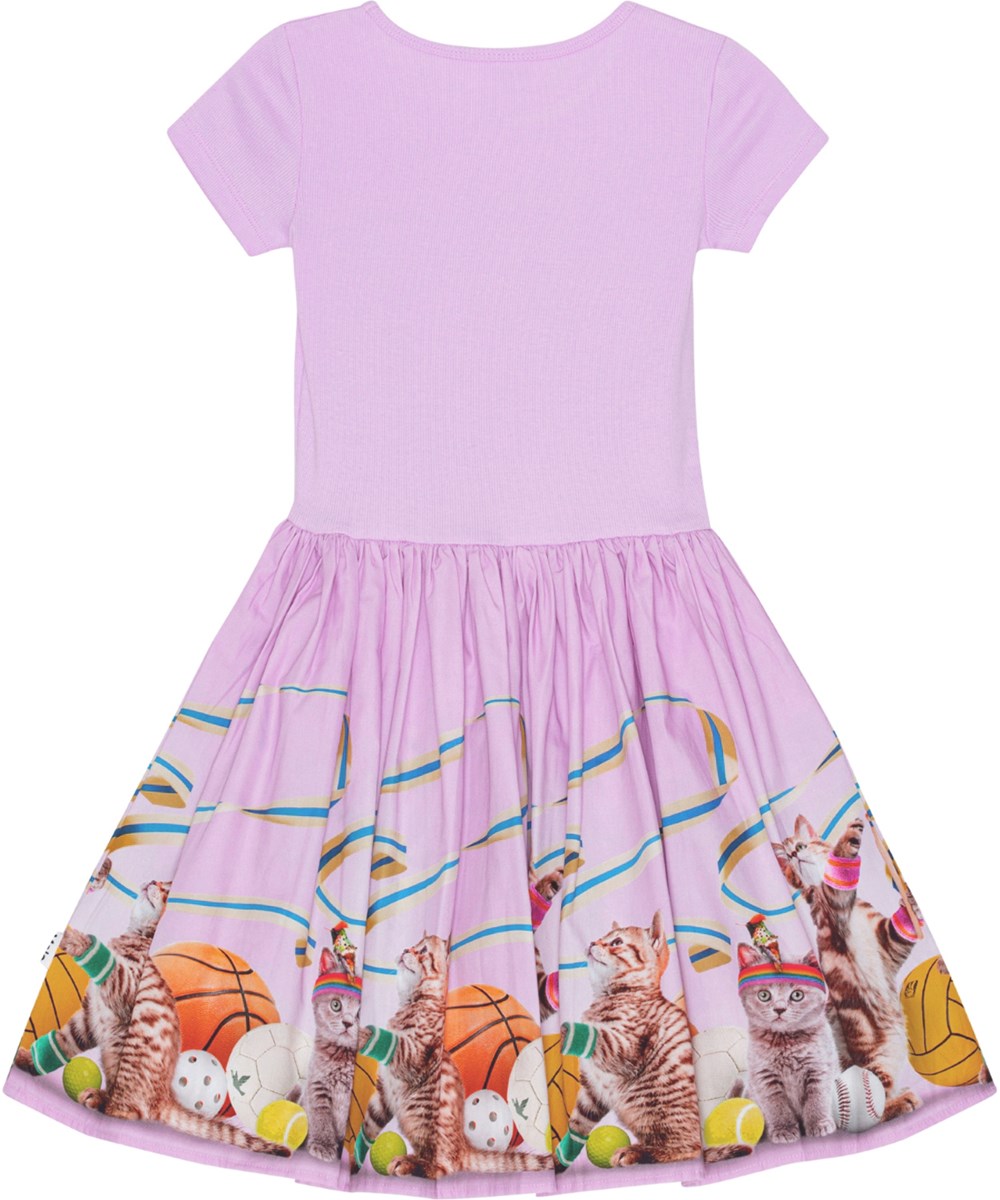 Cissa - Sporty Cats - Rosa kurzärmeliges Kleid aus Öko-Baumwolle mit Kätzchen-Sportbekleidungsdruck.