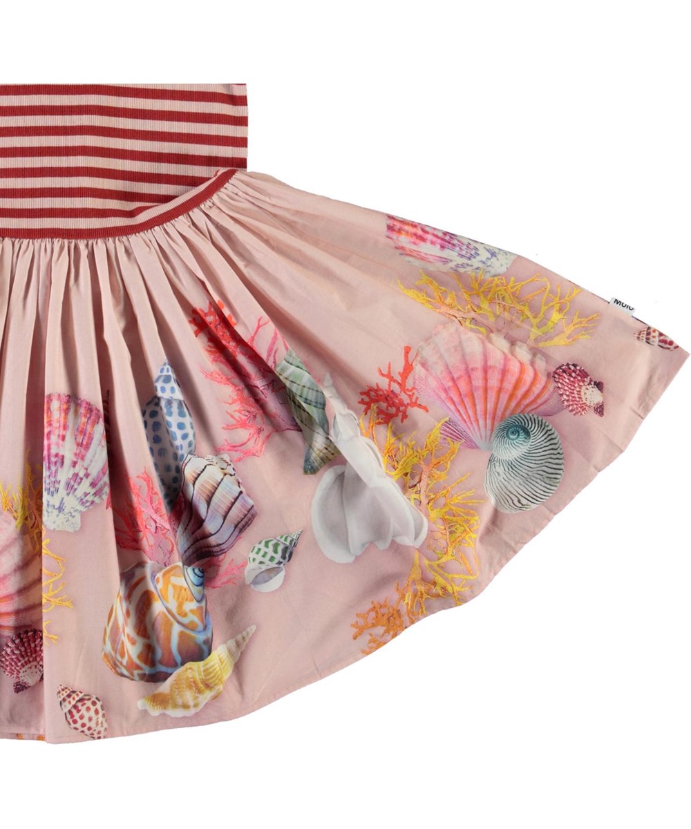 Cissa - Treasures - Rosa und rotes Kleid mit Konchylien