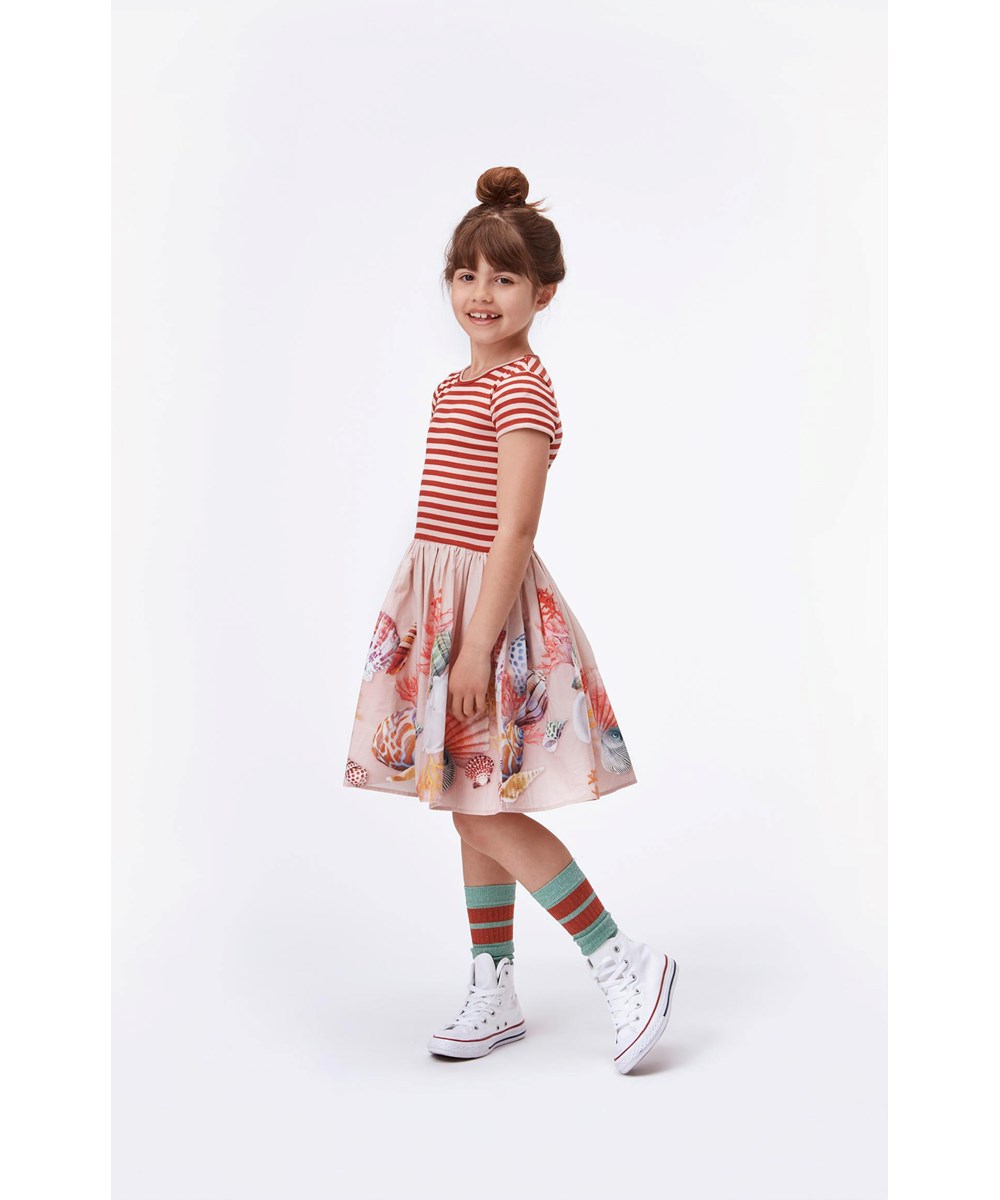 Cissa - Treasures - Rosa und rotes Kleid mit Konchylien