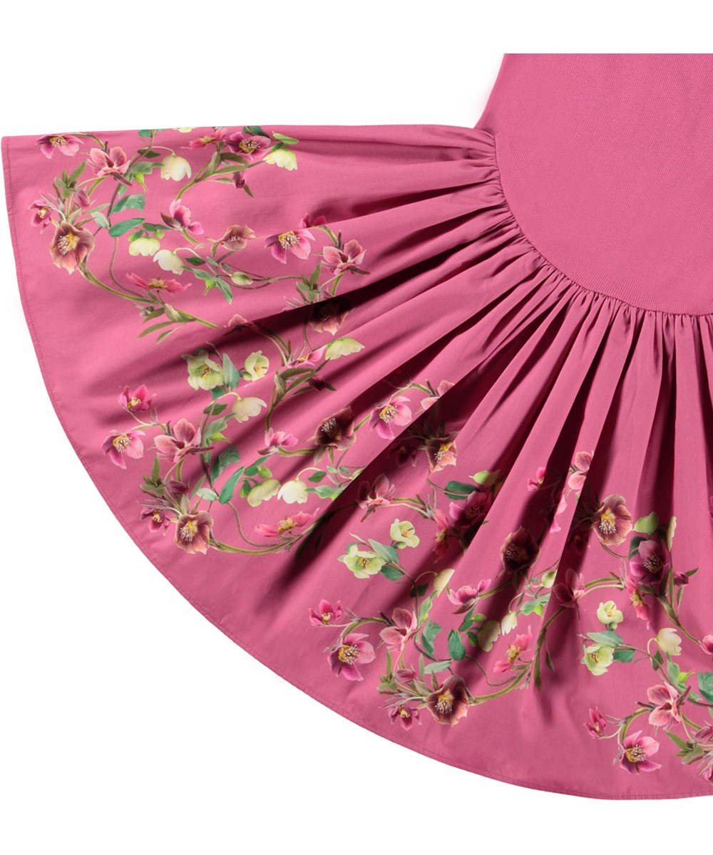 Cissa - Wavy Roses - Rosa Öko-Baumwollkleid mit eng anliegendem gerippten Oberteil und Blumenmusterrock.