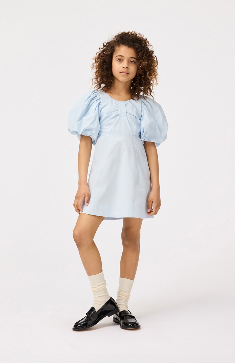 Cissy - Skywriting - Hellblaues Kleid aus Öko-Baumwolle für Kinder mit Puffärmeln.