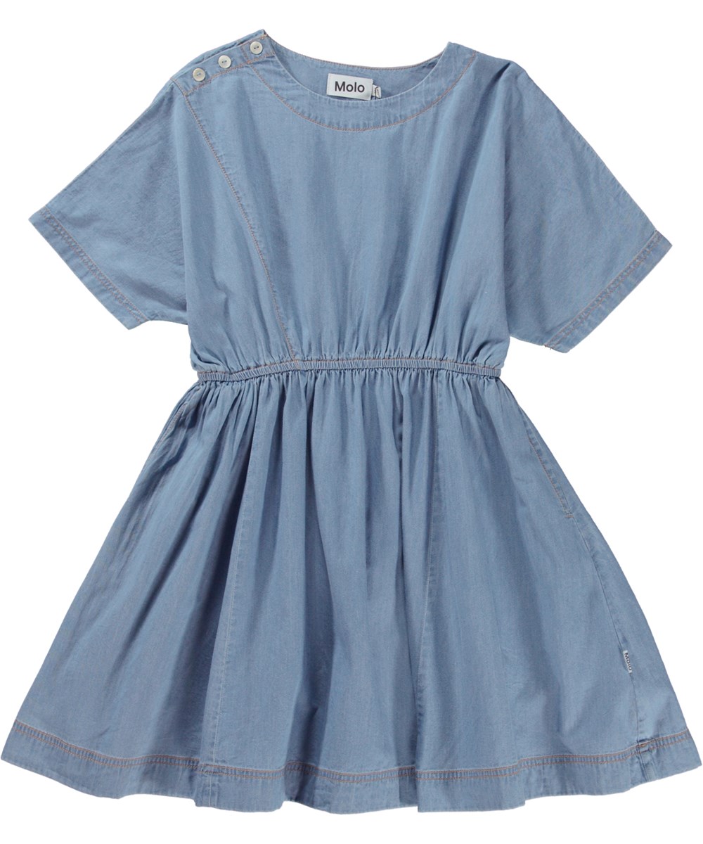 Clara - Light Chambrey - Knielanges Öko-Kleid in Blau mit Verschluss an der Schulter