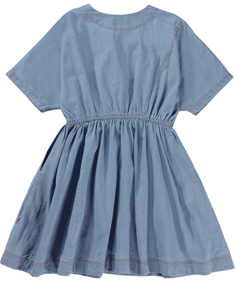 Clara - Light Chambrey - Knielanges Öko-Kleid in Blau mit Verschluss an der Schulter