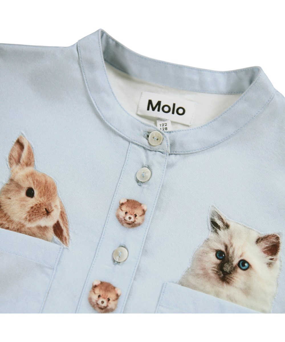Clara - Pocket Pets - Schönes hellblaues Kleid für Kinder aus Viskose mit einem Druck von niedlichen Tieren.