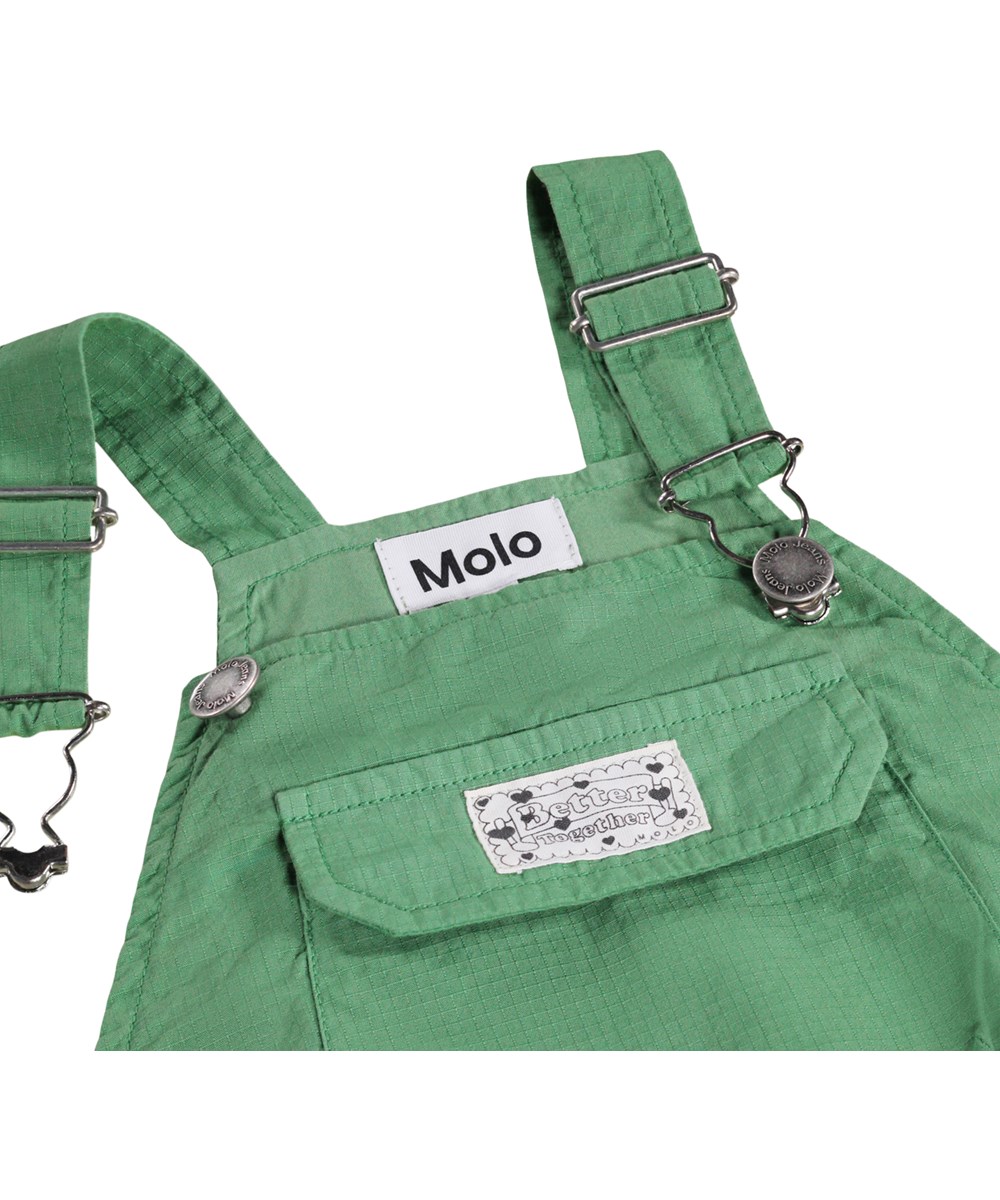 Clarice - Groovy Green - Grünes Latzkleid für Kinder aus strapazierfähiger Bio-Baumwolle mit Cargotaschen