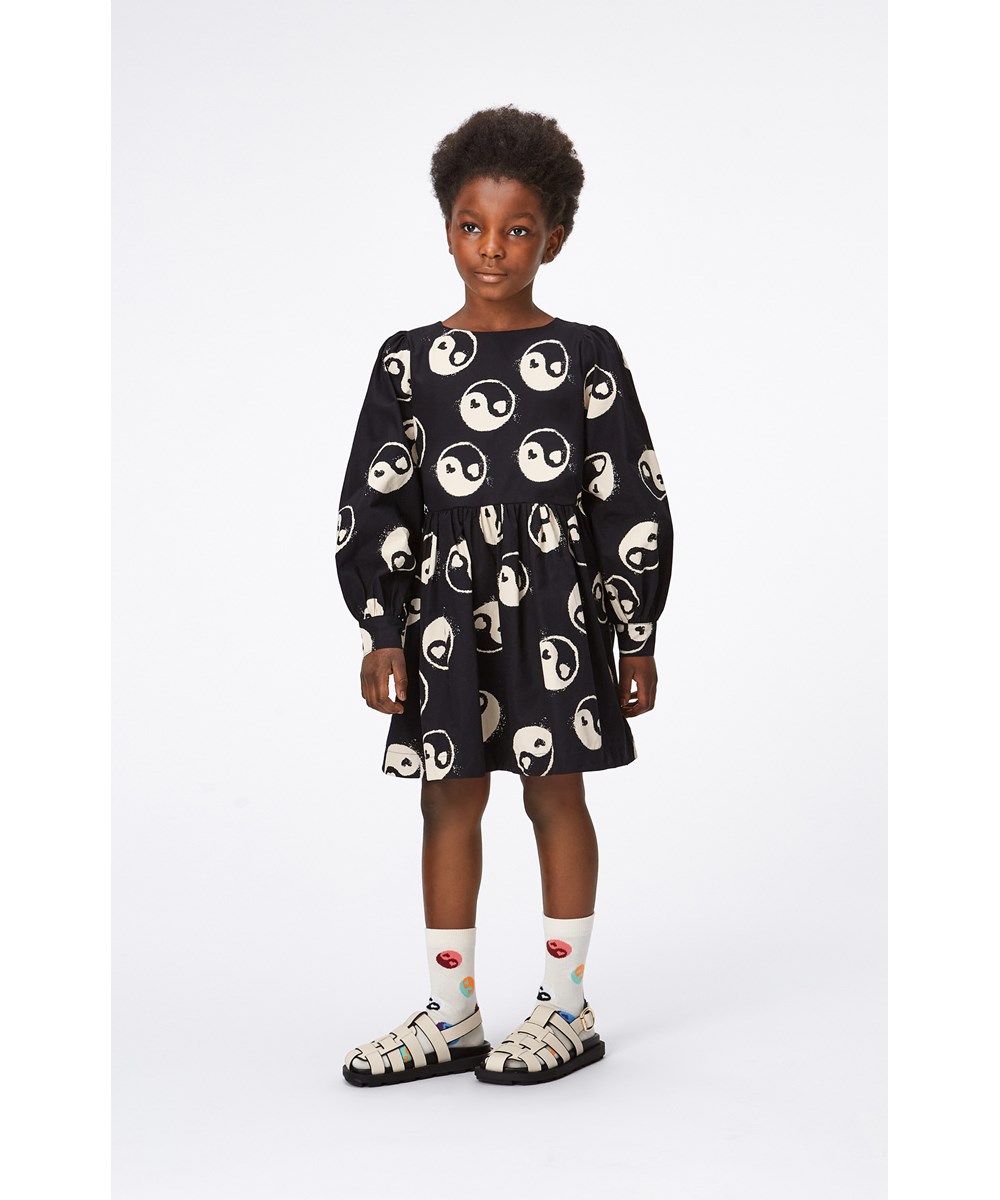 Cleo - Spray Yin Yang - Schwarzes, knielanges Kleid aus Öko-Baumwolle mit Yin- und Yang-Symbolen