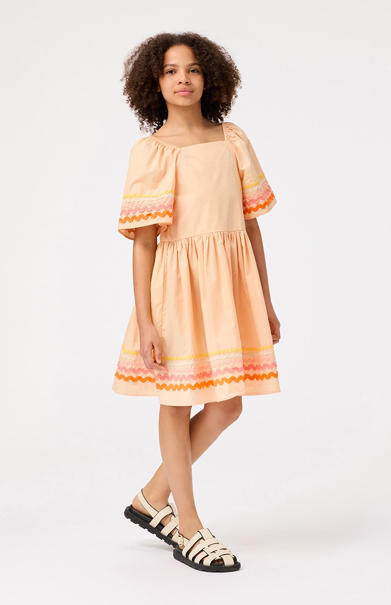 Clotilde - Pale Melon - Knielanges orangefarbenes Kleid für Kinder aus Öko-Baumwolle mit weiten Schmetterlingsärmeln.
