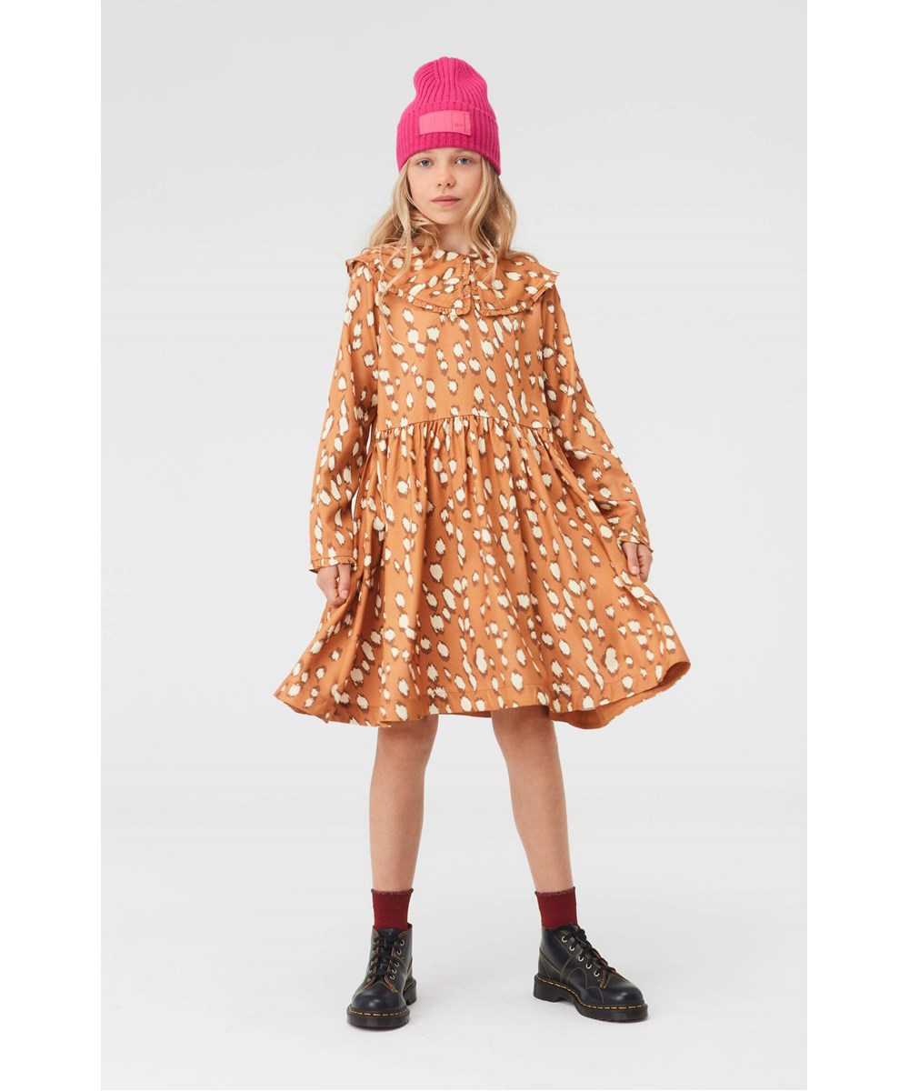 Coco - Graphic Deer - Beiges Kleid mit weißen Flecken und Kragen
