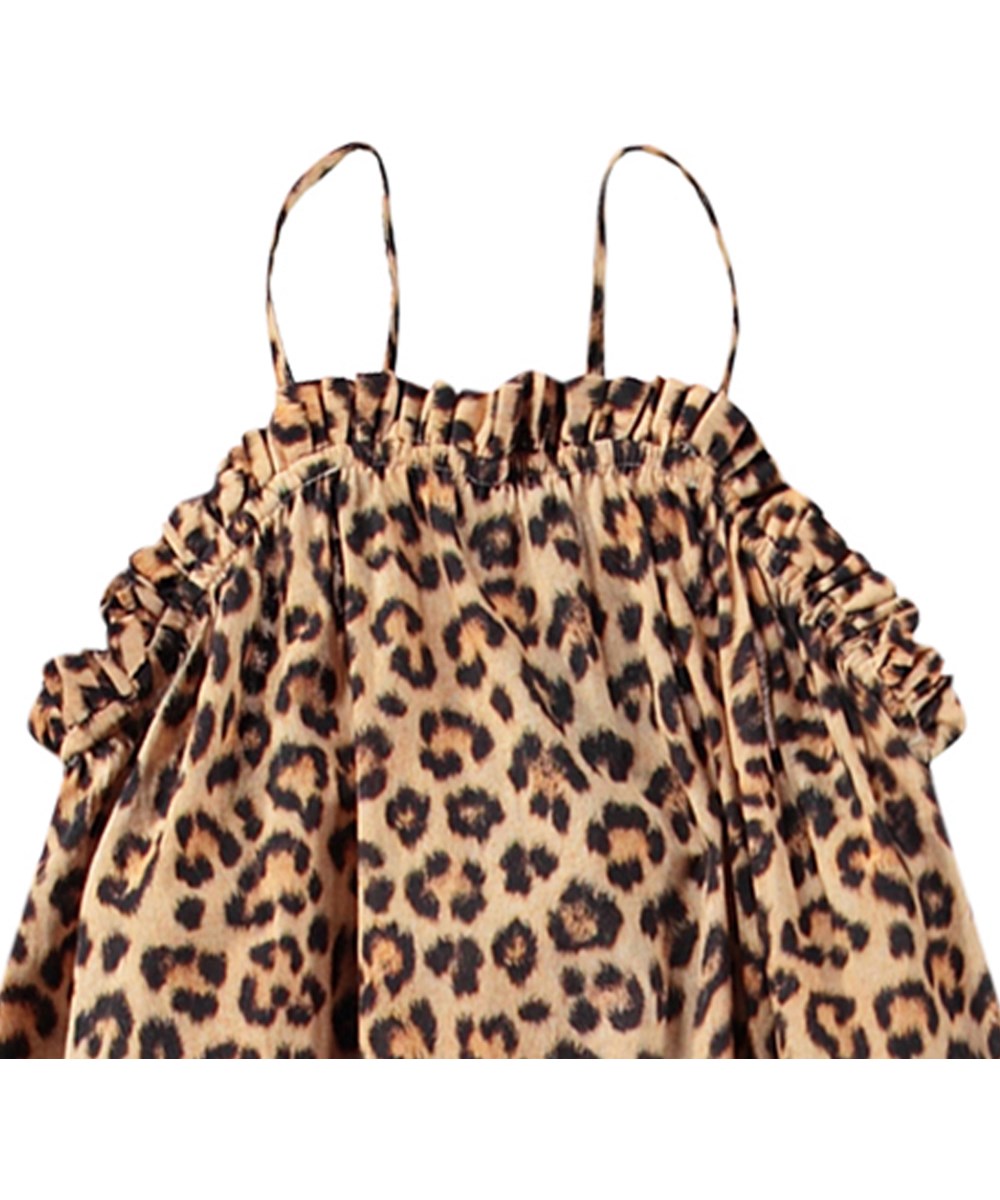 Connie - Allover Leo - Locker geschnittenes Kleid für Kinder mit Leopardenmuster aus Öko-Baumwolle mit dünnen Trägern und Volantkante.