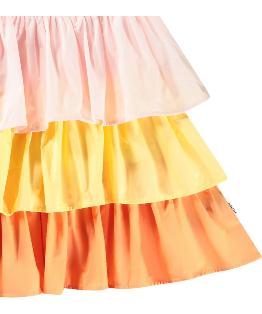 Cora - Charlotte Pink - Rosa, orange und gelbes One-Shoulder-Kleid für Kinder aus Öko-Baumwolle mit elastischem und Rüschen-Detail auf der Schulter.