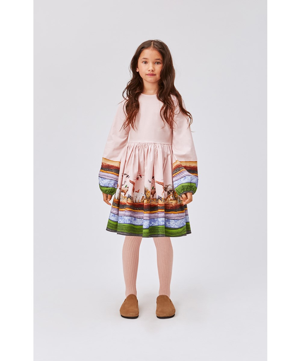 Cordelle - Stripy Savannah - Rosa Öko-Kleid mit langen Ärmeln und breiten Streifen