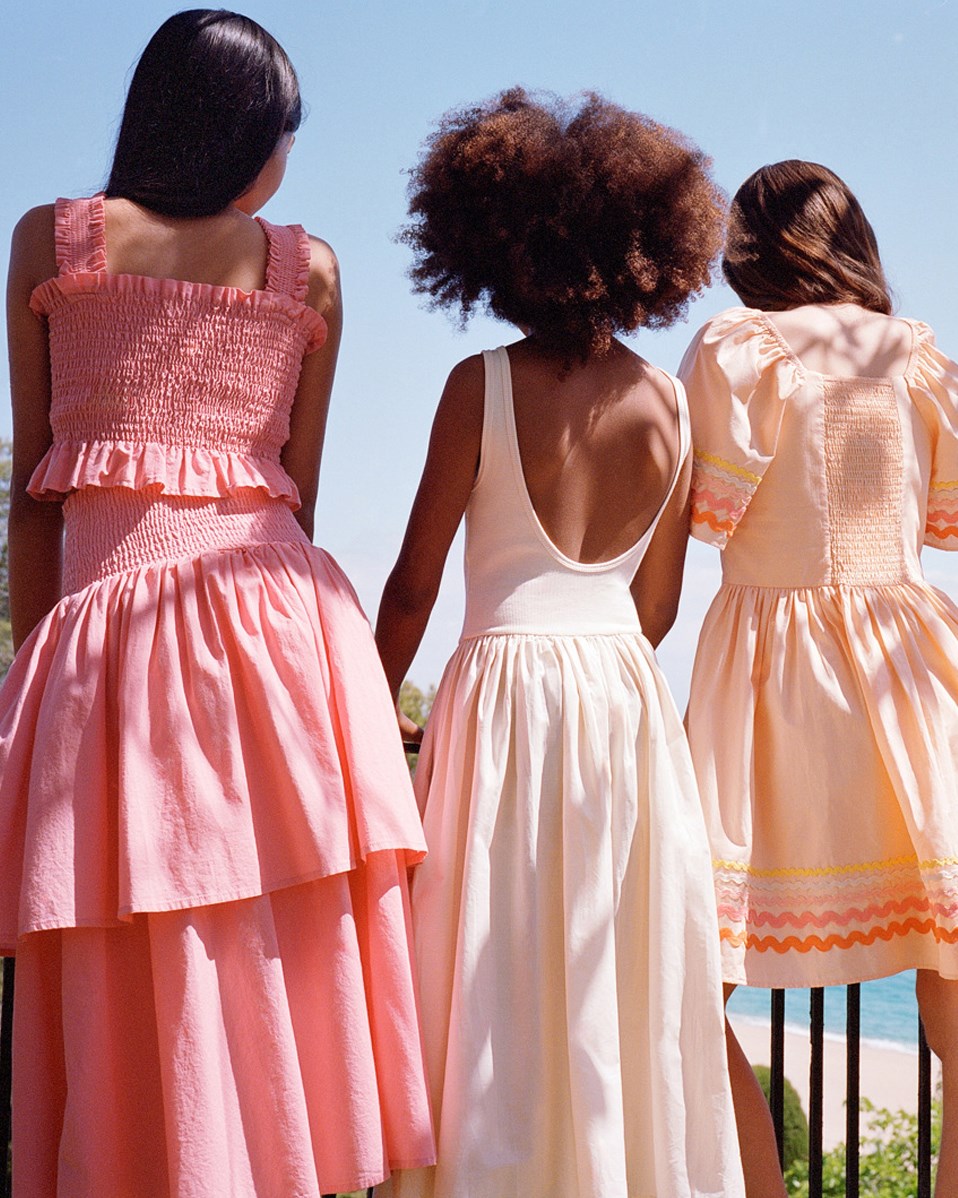 Corella - Brazilian Sand - Beiges Kleid für Kinder aus Öko-Baumwolle mit einem voluminösen Popelinrock.