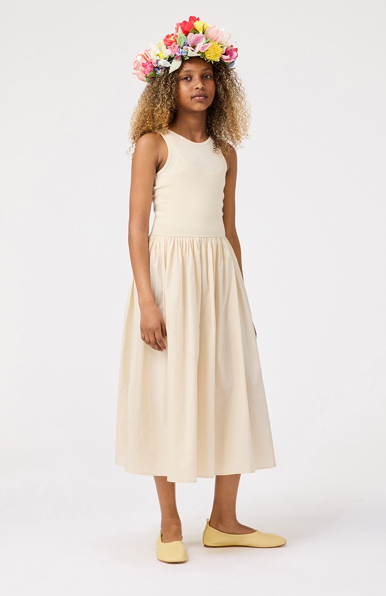 Corella - Brazilian Sand - Beiges Kleid für Kinder aus Öko-Baumwolle mit einem voluminösen Popelinrock.