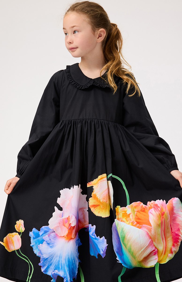 Corinne - Night Tulips - Schwarzes knielanges Kleid für Kinder aus Öko-Baumwolle mit Kragen und Rüschenkante.