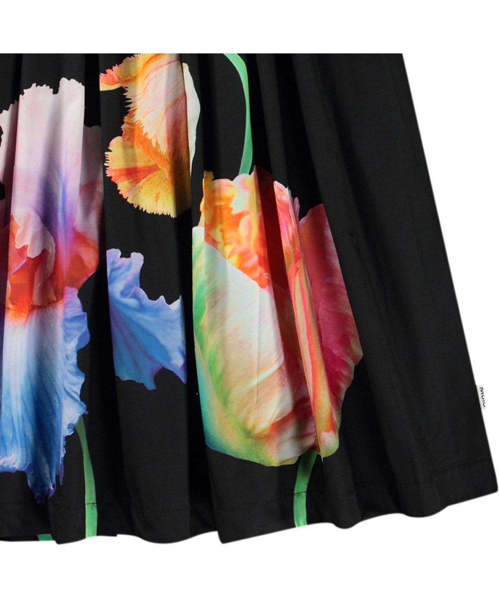 Corinne - Night Tulips - Schwarzes knielanges Kleid für Kinder aus Öko-Baumwolle mit Kragen und Rüschenkante.