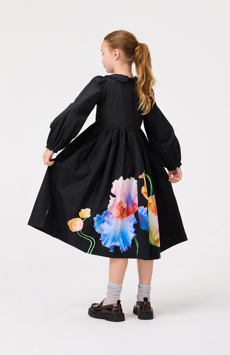 Corinne - Night Tulips - Schwarzes knielanges Kleid für Kinder aus Öko-Baumwolle mit Kragen und Rüschenkante.