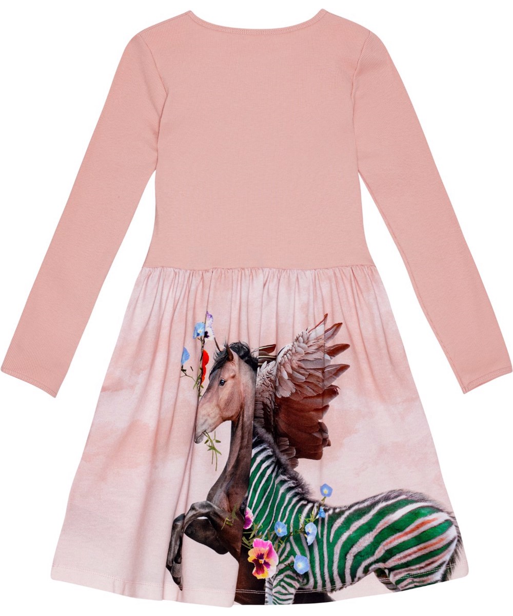 Credence - Bringing Gifts - Pulverfarbenes langärmeliges Kleid aus Öko-Baumwolle mit Pegasus- und Zebra-Druck.