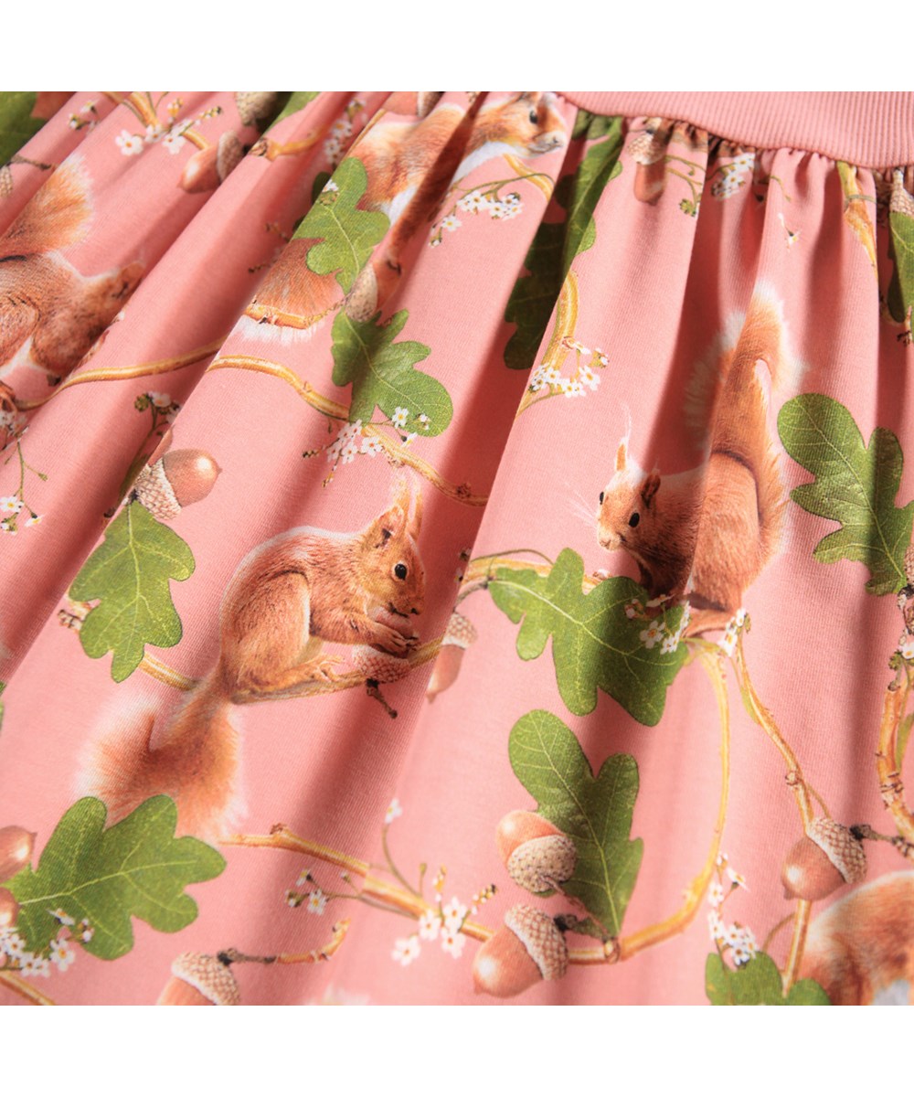 Credence - Squirrel Forest - Rosa langärmeliges Kleid für Kinder aus Öko-Baumwolle, das ein eng anliegendes Oberteil aus geripptem Jersey mit einem glatten Jerseyrock kombiniert.