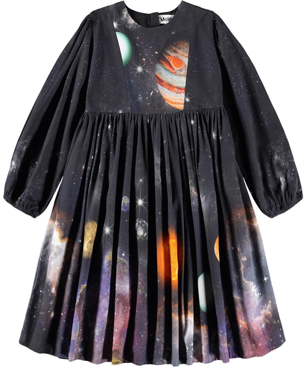 Crystal - Made Of Stardust - Knielanges dunkles Kleid für Kinder aus Öko-Baumwolle mit einem Aufdruck des Universums und der Planeten.