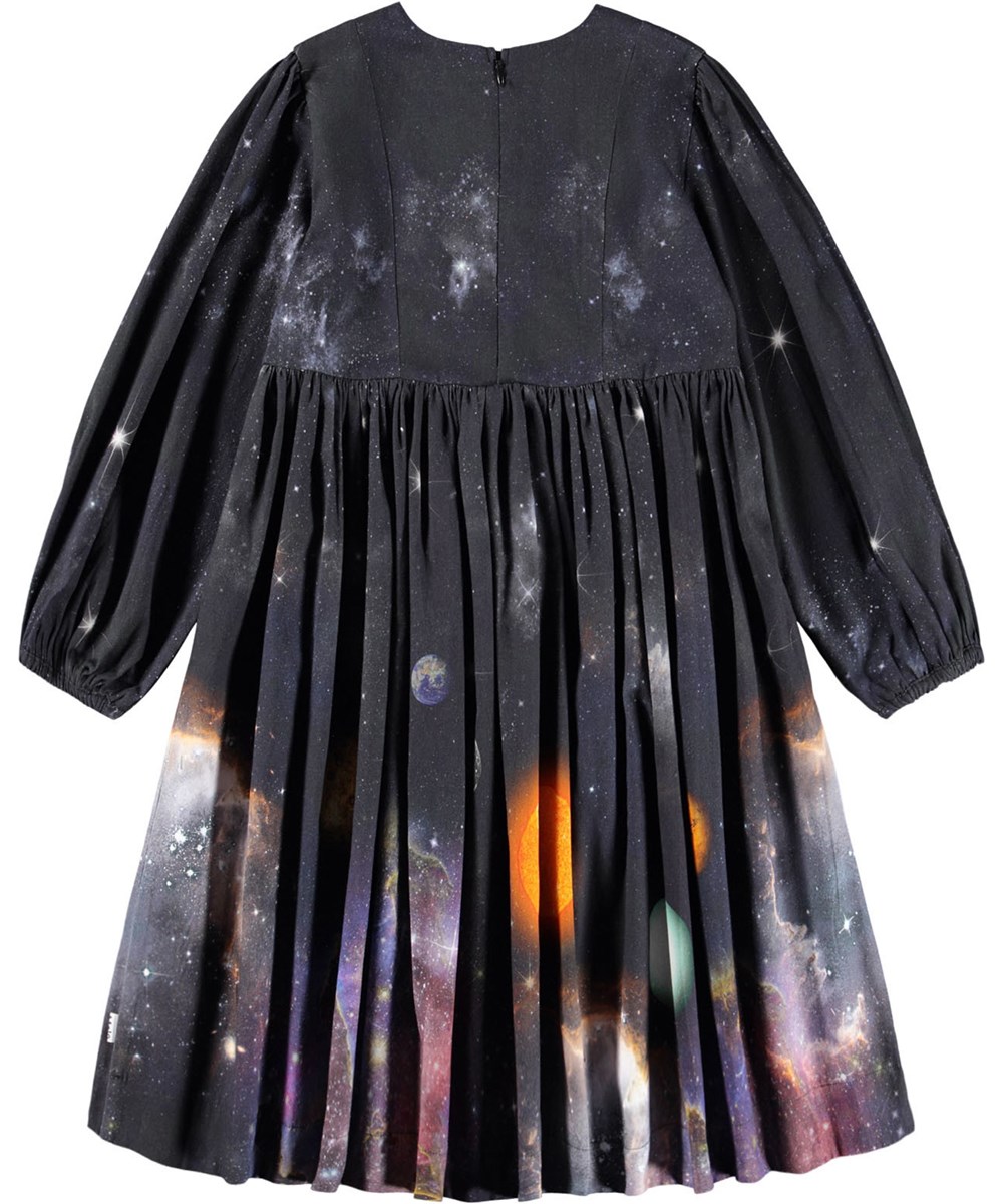 Crystal - Made Of Stardust - Knielanges dunkles Kleid für Kinder aus Öko-Baumwolle mit einem Aufdruck des Universums und der Planeten.