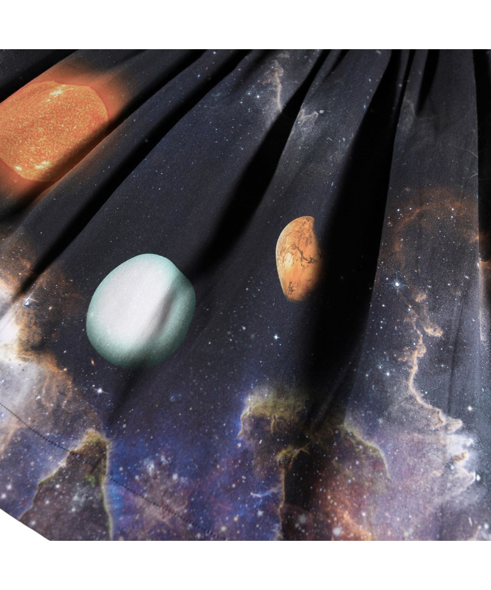 Crystal - Made Of Stardust - Knielanges dunkles Kleid für Kinder aus Öko-Baumwolle mit einem Aufdruck des Universums und der Planeten.