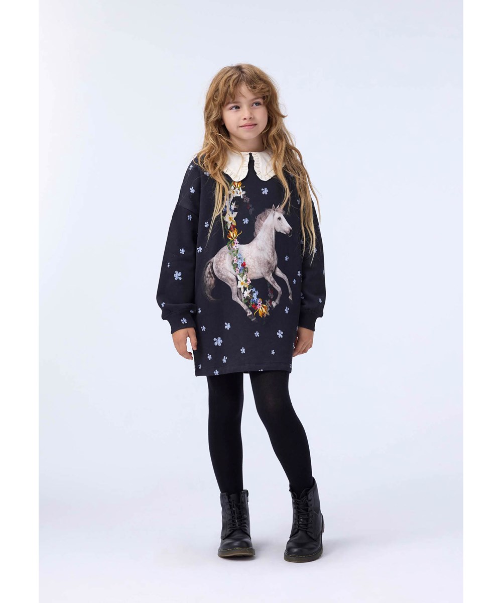 Cyrella - Flower Jump - Schwarzes Sweatshirt-Kleid für Kinder aus Öko-Baumwolle mit Einhorn- und Blumendruck.