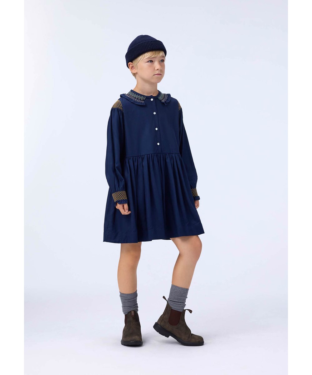 Cyrille - Galaxy Blue - Langärmliges Kleid für Kinder aus dunkelblauer Viskose mit bunten Smokdetails.