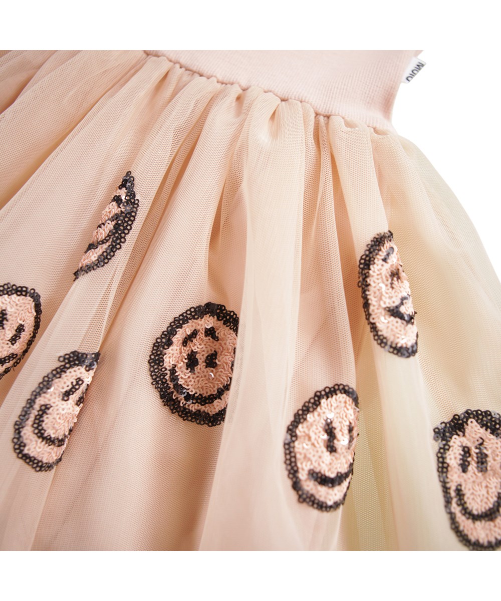 Cyrusila - Rose Cloud - Rosa kurzärmeliges Kleid für Kinder mit einem rosa Tüllrock, verziert mit Pailletten-Gesichtern.