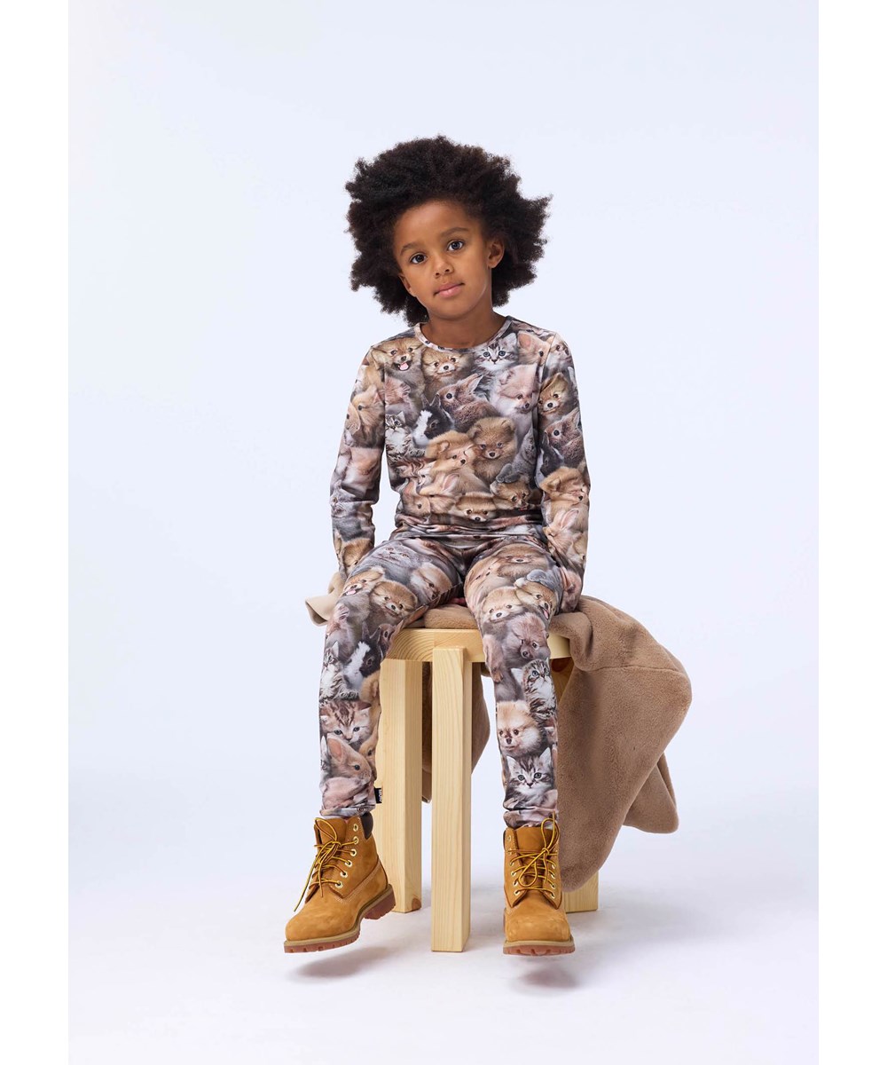 Niki - Fuzzy Fluffy - Braune Leggings für Kinder aus Öko-Baumwolle mit einem Tiermuster.