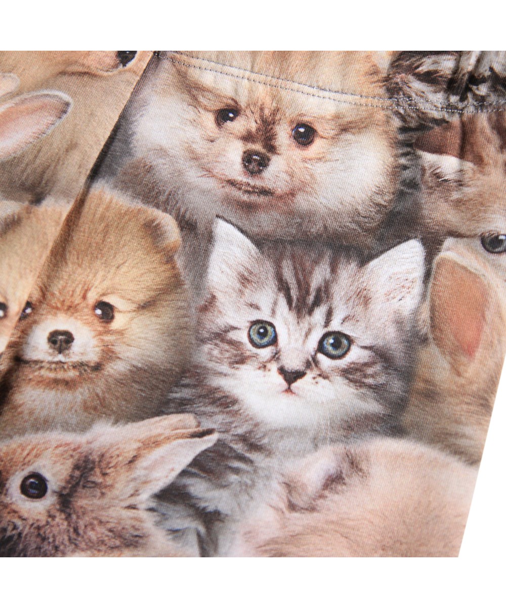 Niki - Fuzzy Fluffy - Braune Leggings für Kinder aus Öko-Baumwolle mit einem Tiermuster.