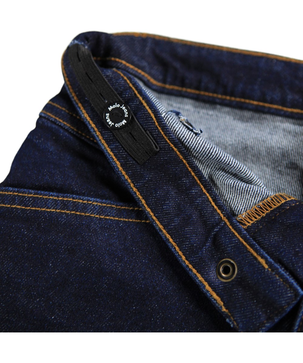 Baji - Raw Blue - Denimrock für Kinder in Dunkelblau mit kupferfarbenen Nähten.