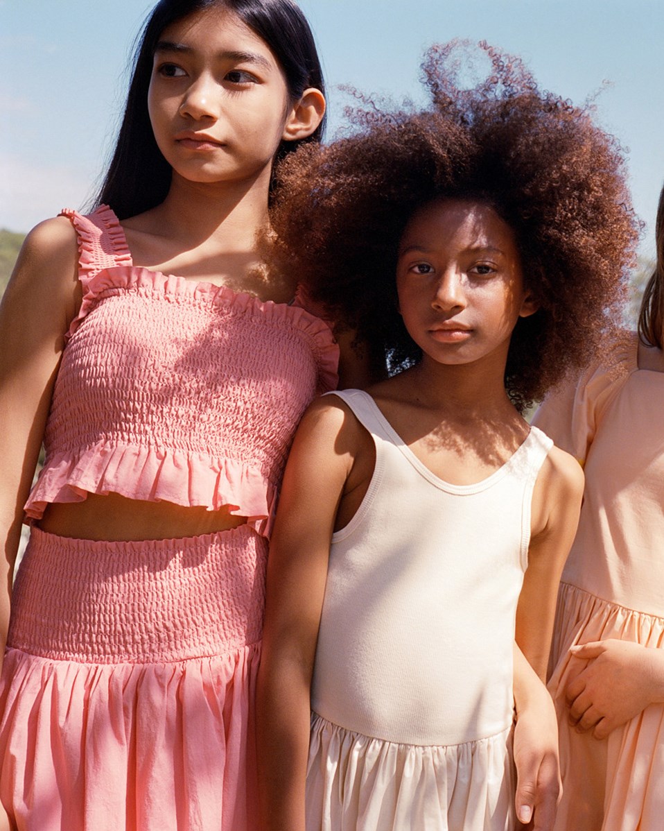 Brenna - Vintage Rose - Rosa langer Rock mit einem weiten Oberteil, das für Kinder mit Rüschen genäht ist.