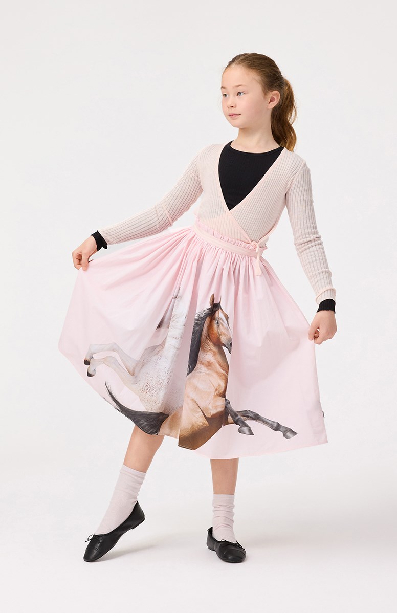 Brisali - Wild And Free - Rosa knielanger Rock aus Öko-Baumwolle für Kinder. Er hat einen Pferdedruck.