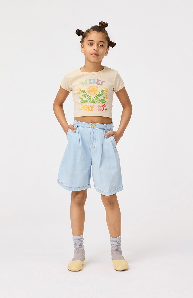 Alberte - Bleached Drapy - Breite hellblaue Jeansshorts für Kinder.