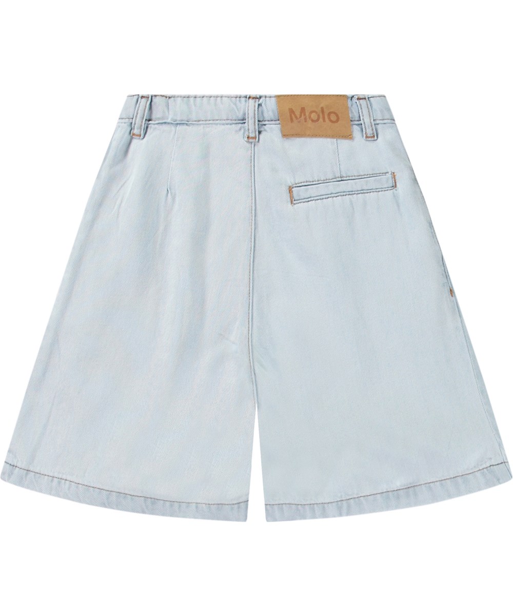 Alberte - Bleached Drapy - Breite hellblaue Jeansshorts für Kinder.