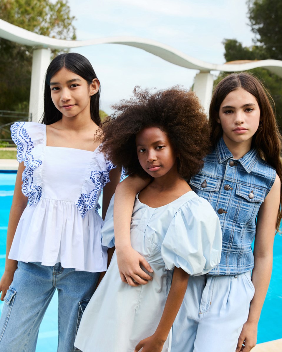 Alberte - Bleached Drapy - Breite hellblaue Jeansshorts für Kinder.