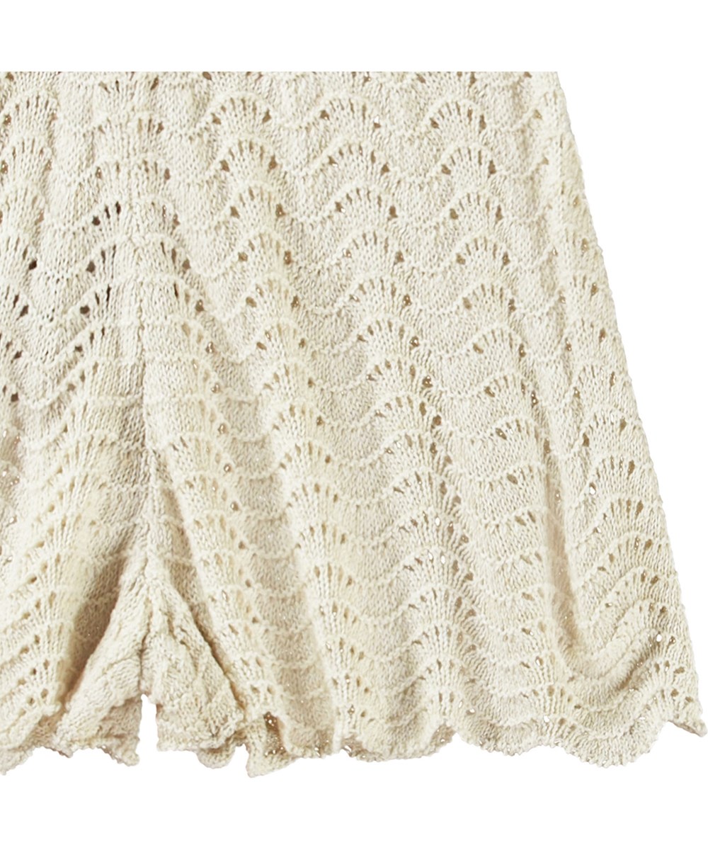 Alma - Sand Melange - Shorts in Beige mit einem hübschen Häkeldesign für Kinder.