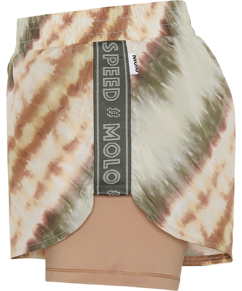 Omari - Tie Dye Diagonal - Sportliche Shorts in Batikgrün und Beige