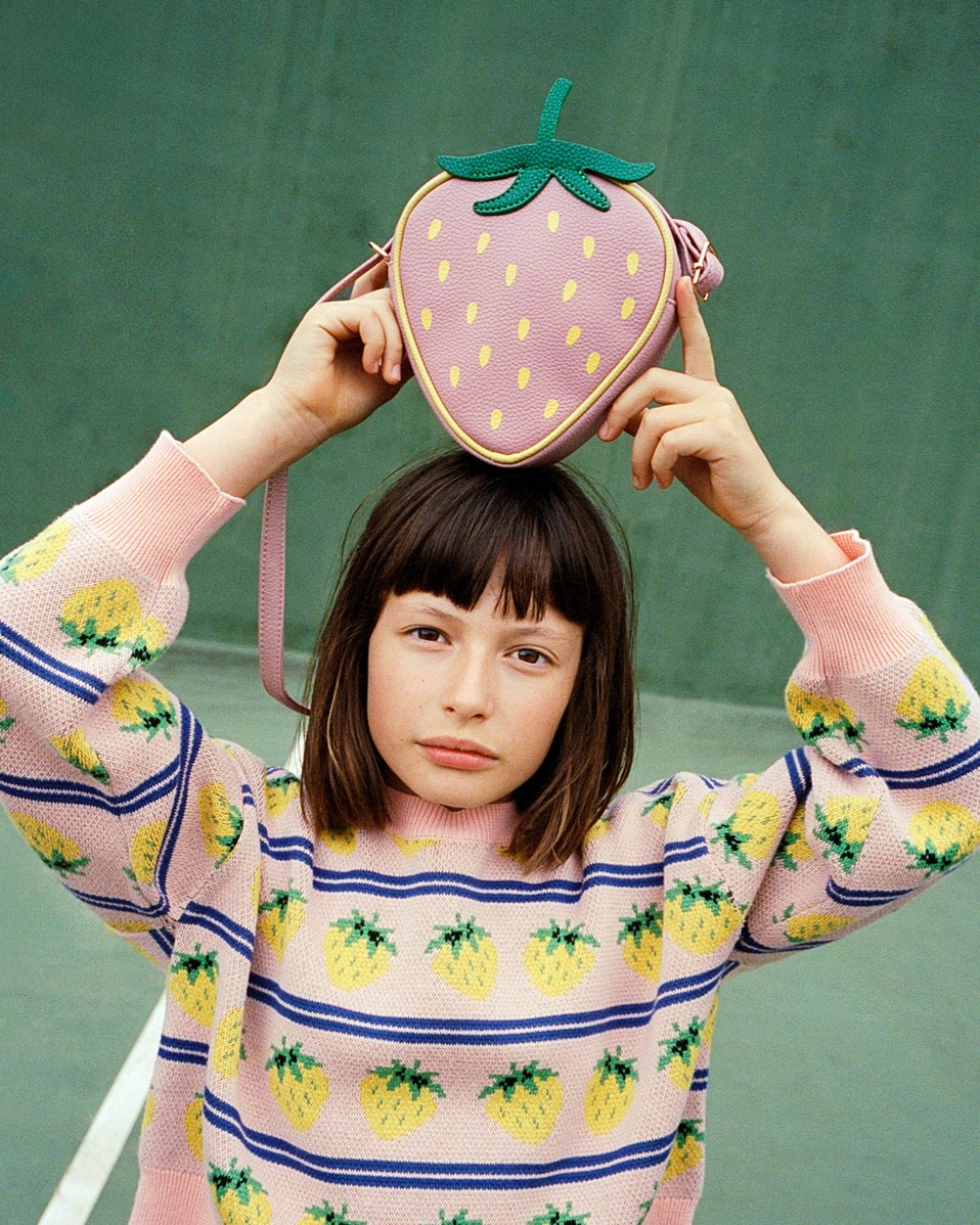 Gerrie - Nature Fruits - Rosa Pullover für Kinder aus weicher Baumwollstrickware mit gelben Erdbeeren.