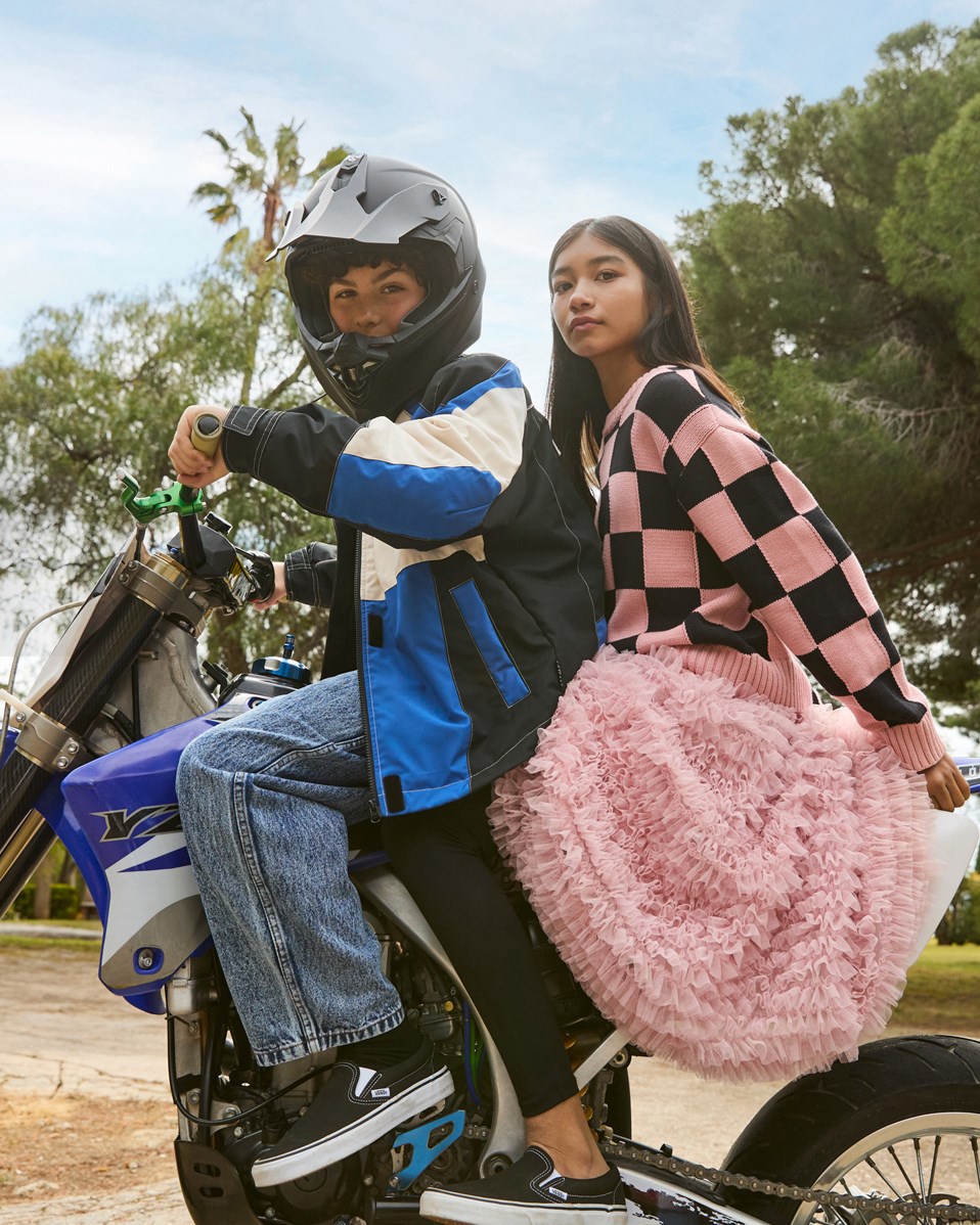 Gertina - Black Rose Check - Schwarzer und pink karierten Pullover für Kinder aus weichem Baumwollstrick.