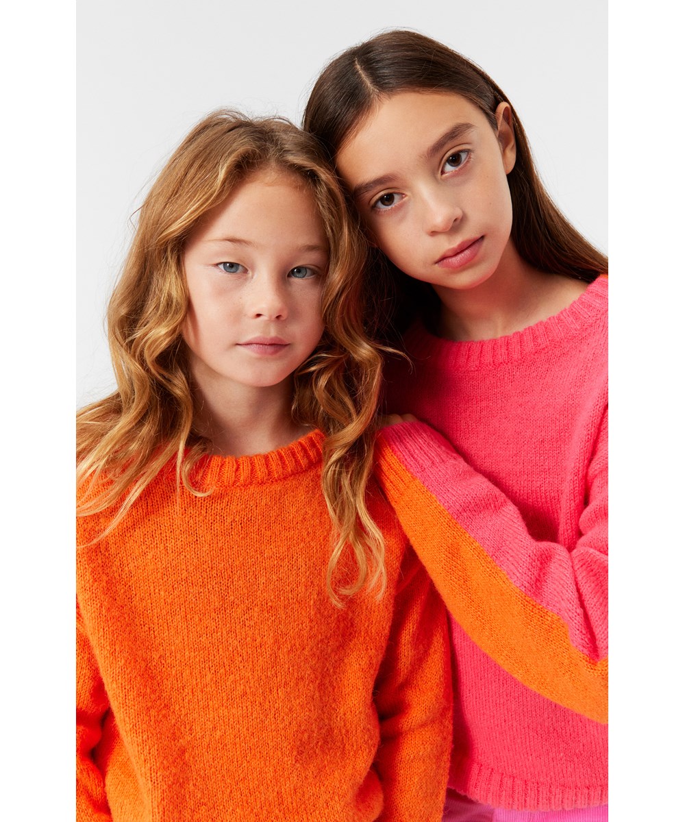 Giada - Shocking Fiery - Wendbarer rosa und orangefarbener Alpaka-Pullover mit lockerer Passform.